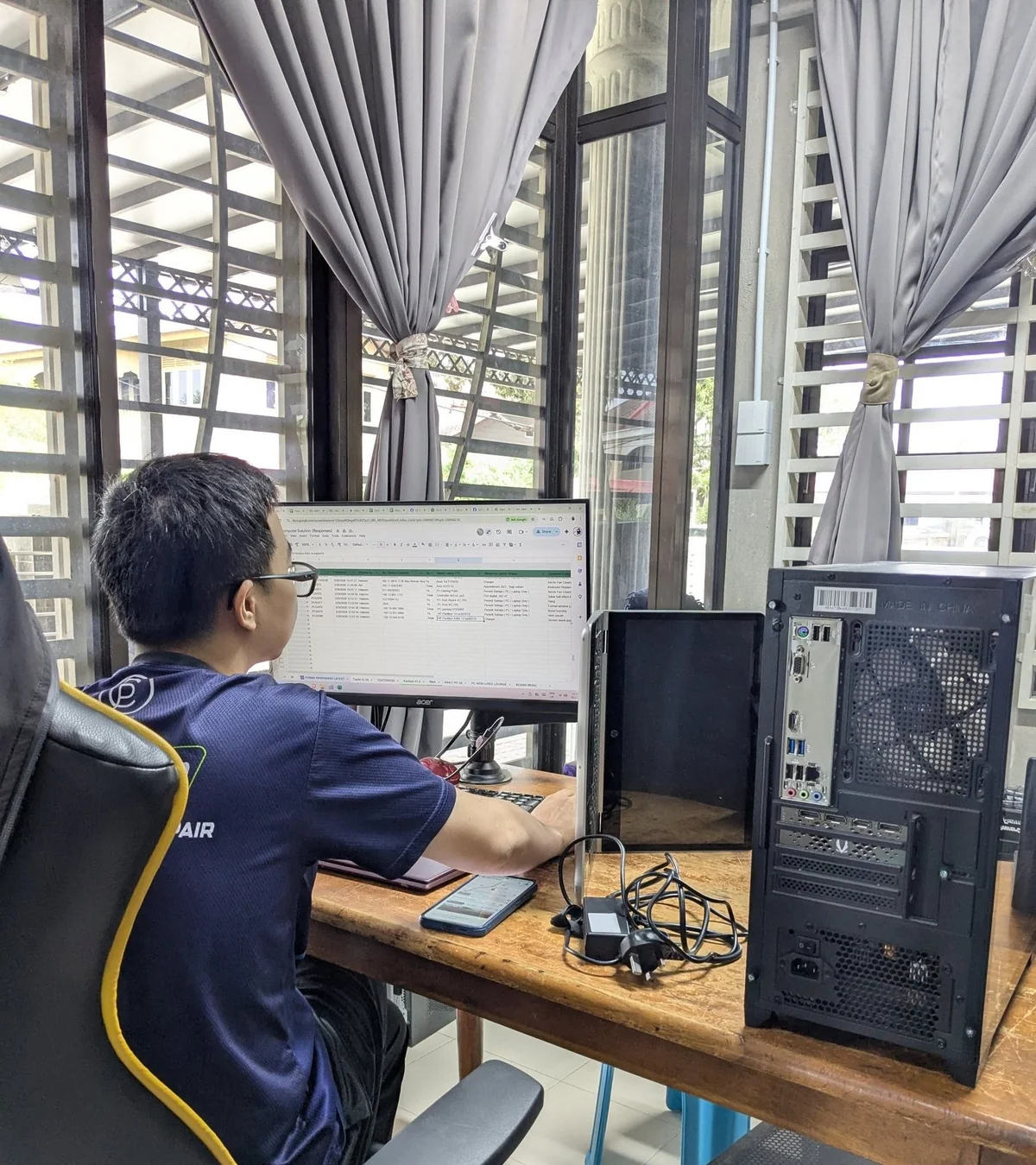 Technician Pro Computer Solution sedang mendiagnosis PC pelanggan di Kota Bharu