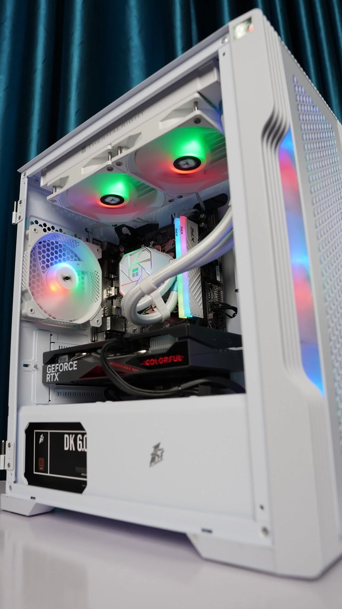 Gaming PC putih dengan GeForce RTX dan AIO liquid cooling