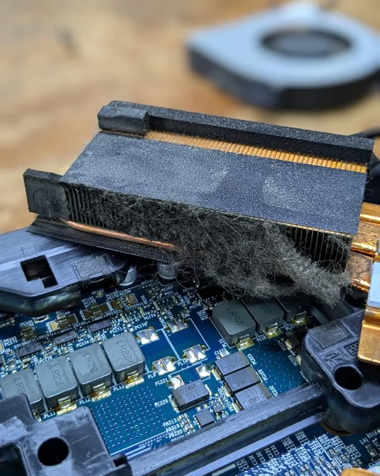 Heatsink laptop penuh debu — punca laptop overheating dan slow