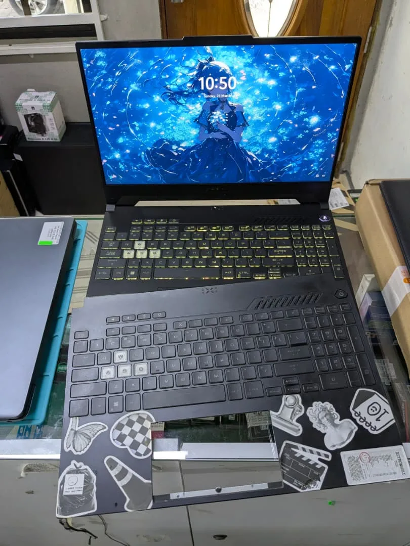 Proses pemasangan casing baru pada laptop gaming ASUS ROG