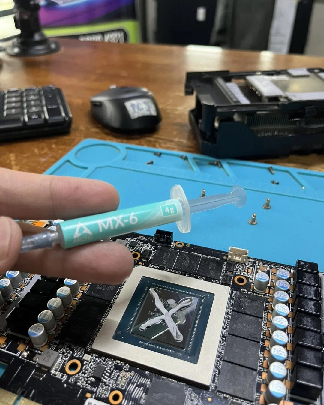 Technician Pro Computer Solution menggunakan Arctic MX-6 thermal paste premium semasa repair laptop