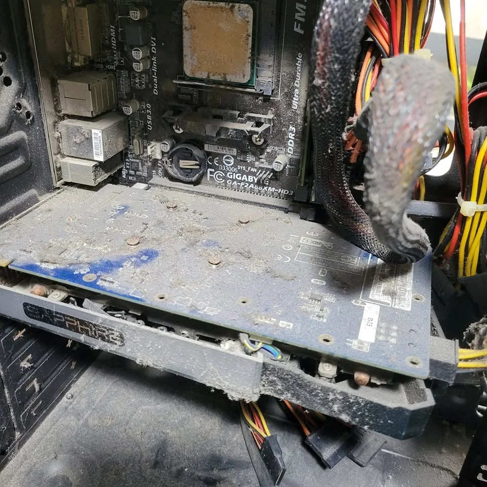PC desktop penuh habuk tebal — perlu servis cleaning segera
