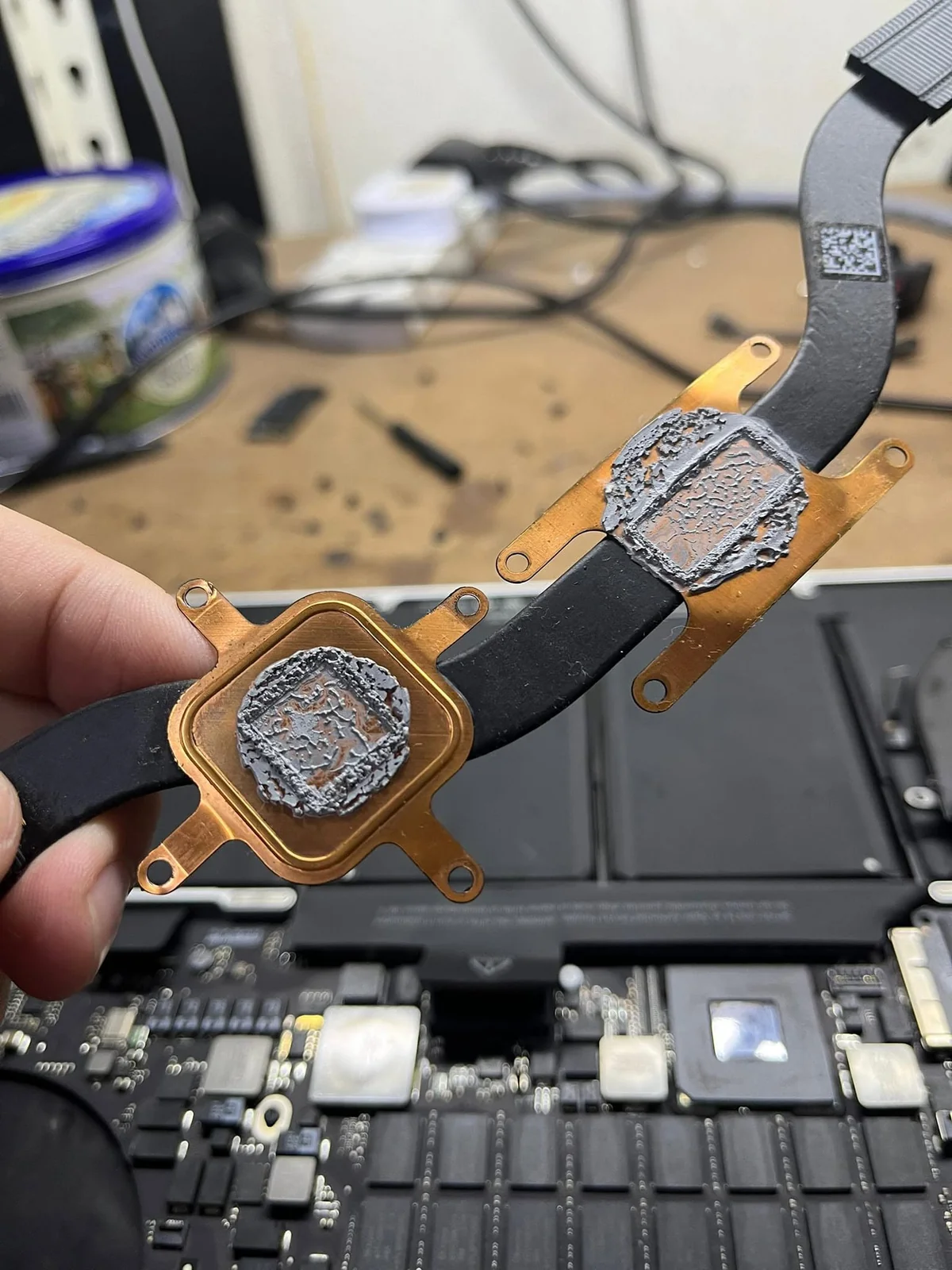 Thermal paste kering pada heatsink laptop — penyebab laptop panas dan overheating